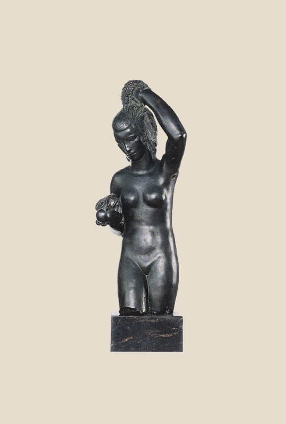 A black figure of a young naked woman holding her hair with the left hand. In her right hand, she is holding fruits.